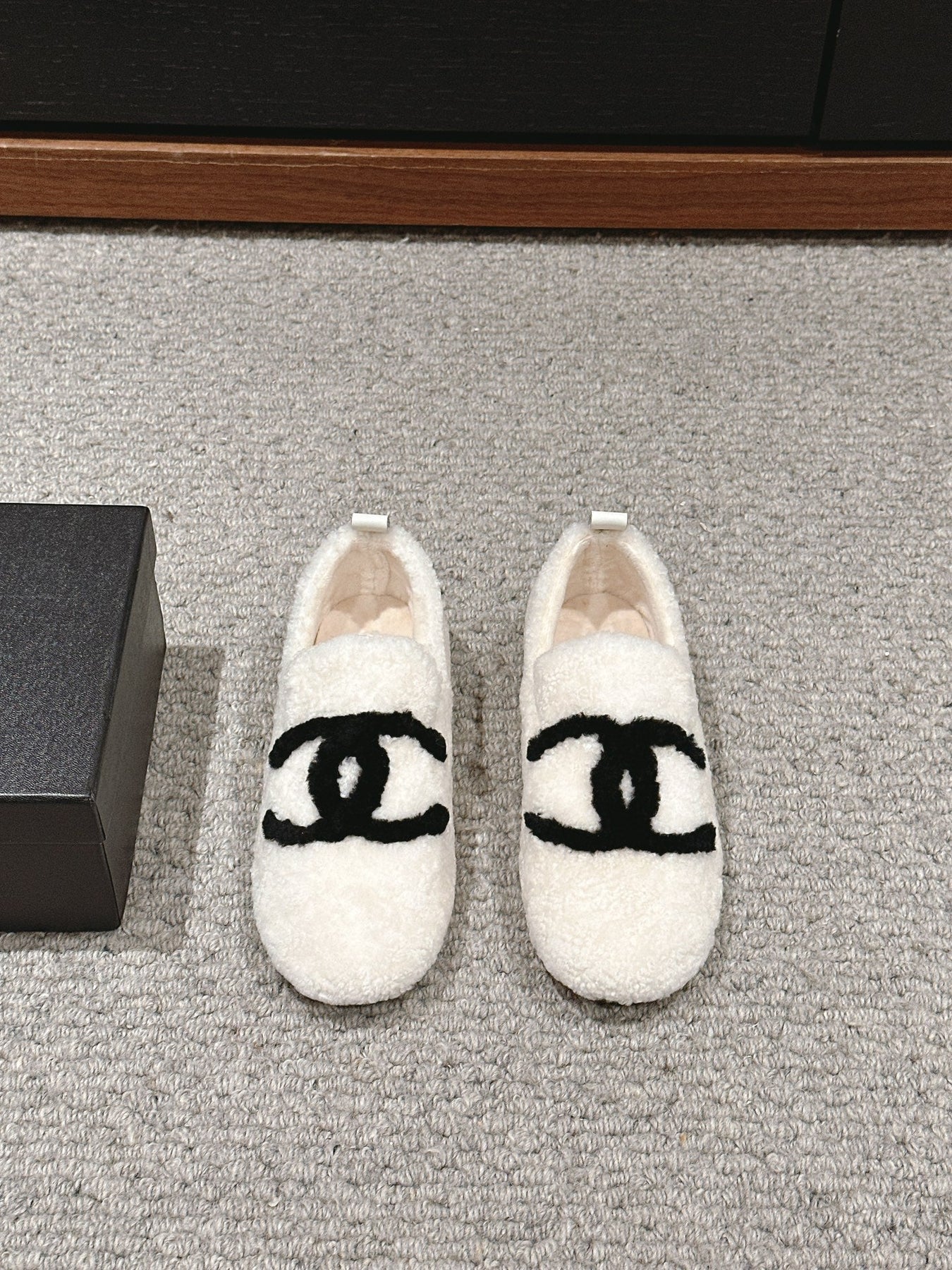 CC LOAFERS IN WHITE FLEECE WITH BLACK LOGO