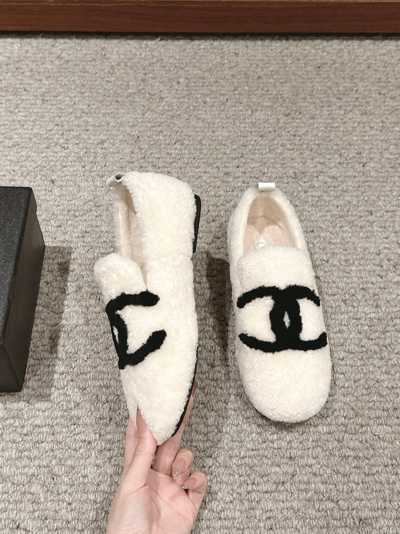 CC LOAFERS IN WHITE FLEECE WITH BLACK LOGO