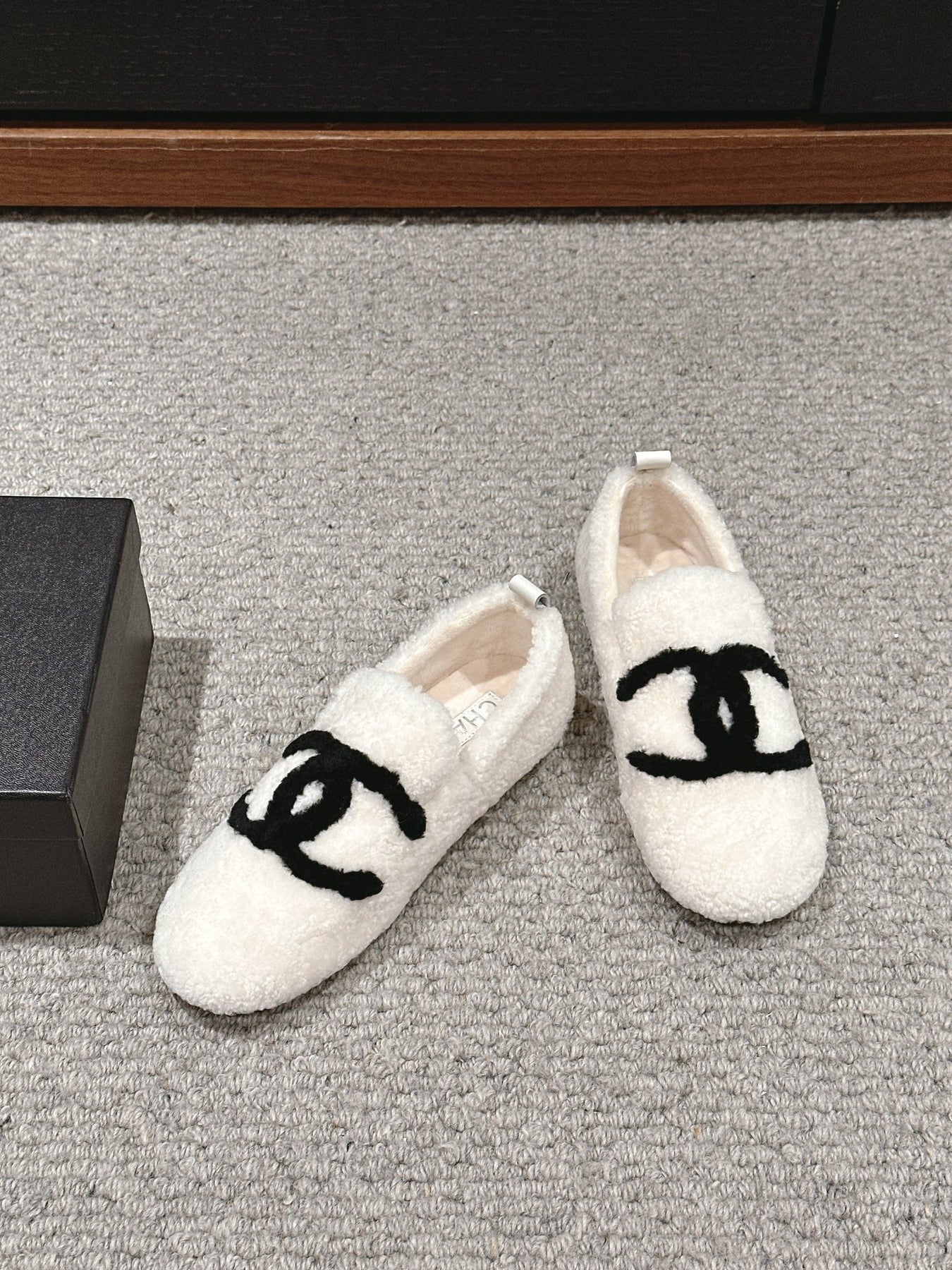 CC LOAFERS IN WHITE FLEECE WITH BLACK LOGO