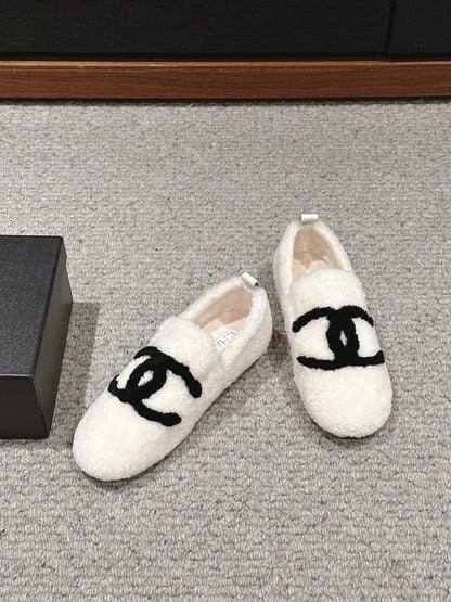 CC LOAFERS IN WHITE FLEECE WITH BLACK LOGO