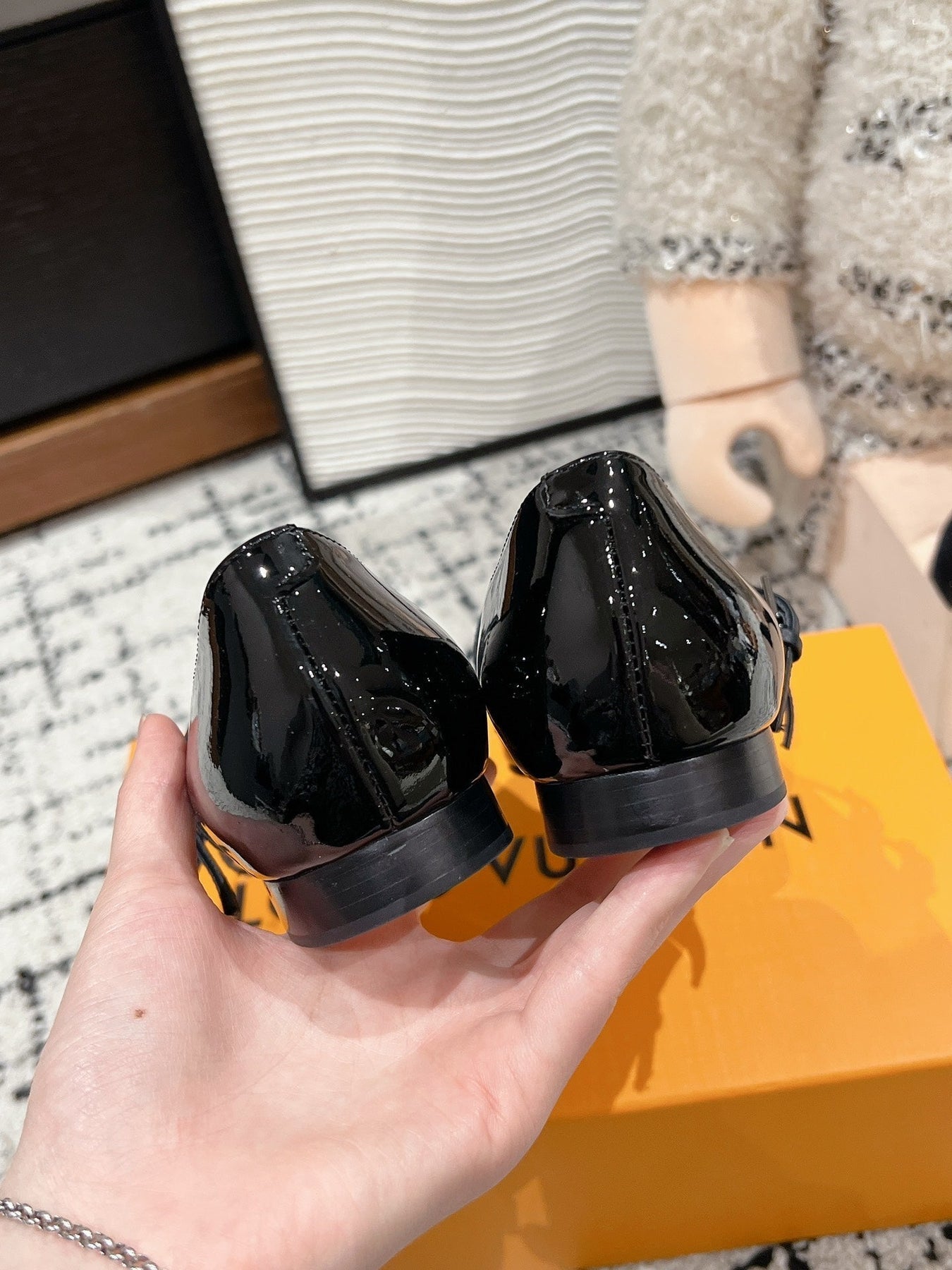 POINTED FLAT SHOES IN BLACK CALFSKIN