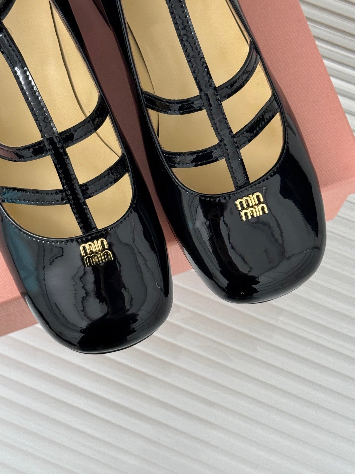 BALLET PUMPS WITH STRAP IN BLACK GLOSSY LAMBSKIN