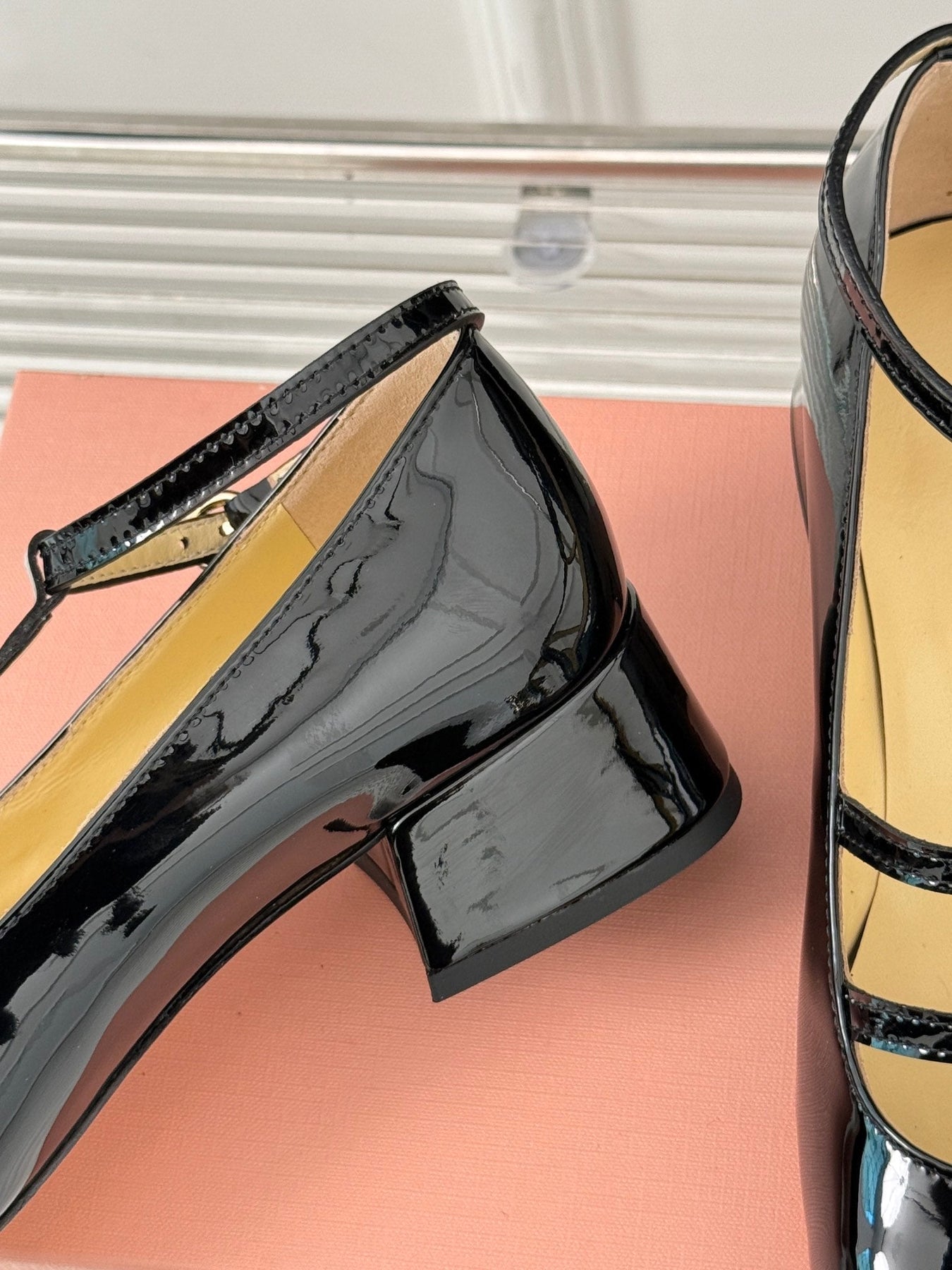BALLET PUMPS WITH STRAP IN BLACK GLOSSY LAMBSKIN