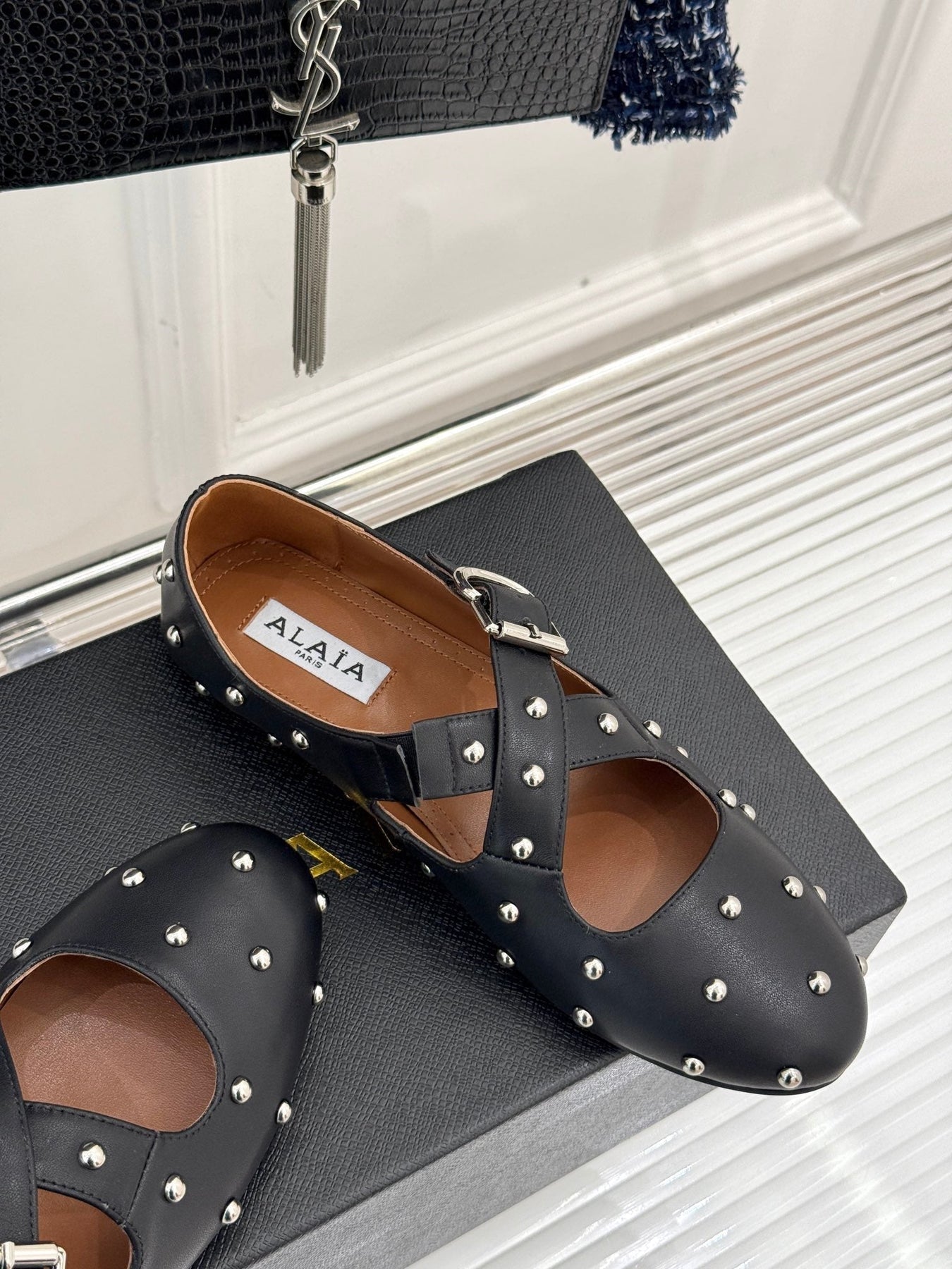 CROSSED STRAP BALLET FLATS IN BLACK CALFSKIN