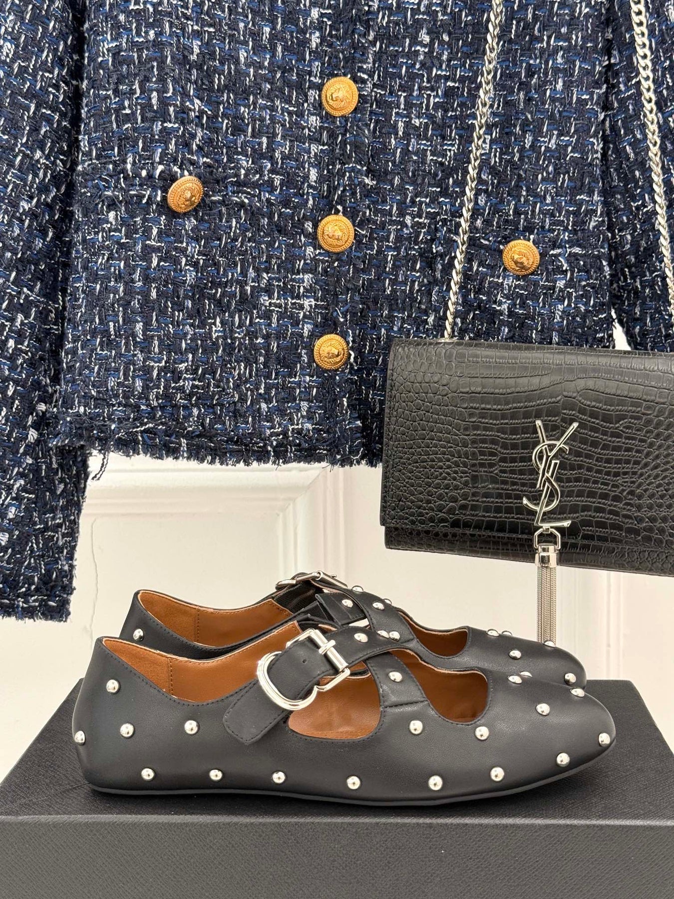 CROSSED STRAP BALLET FLATS IN BLACK CALFSKIN