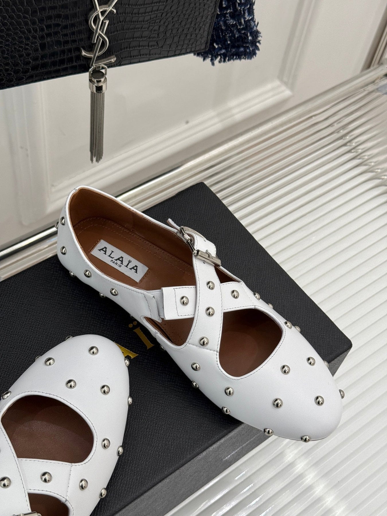 CROSSED STRAP BALLET FLATS IN WHITE CALFSKIN