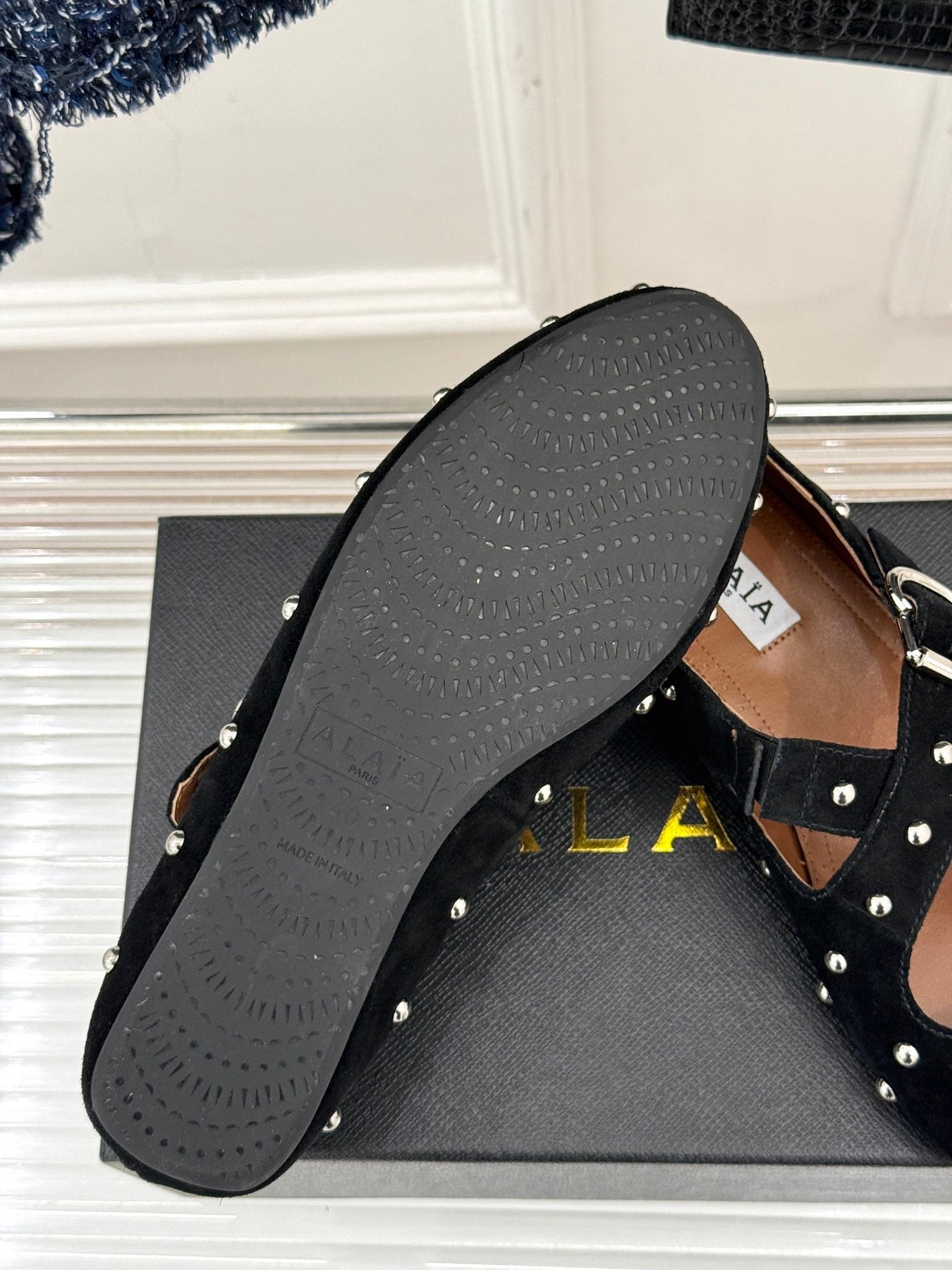 CROSSED STRAP BALLET FLATS IN BLACK SUEDE