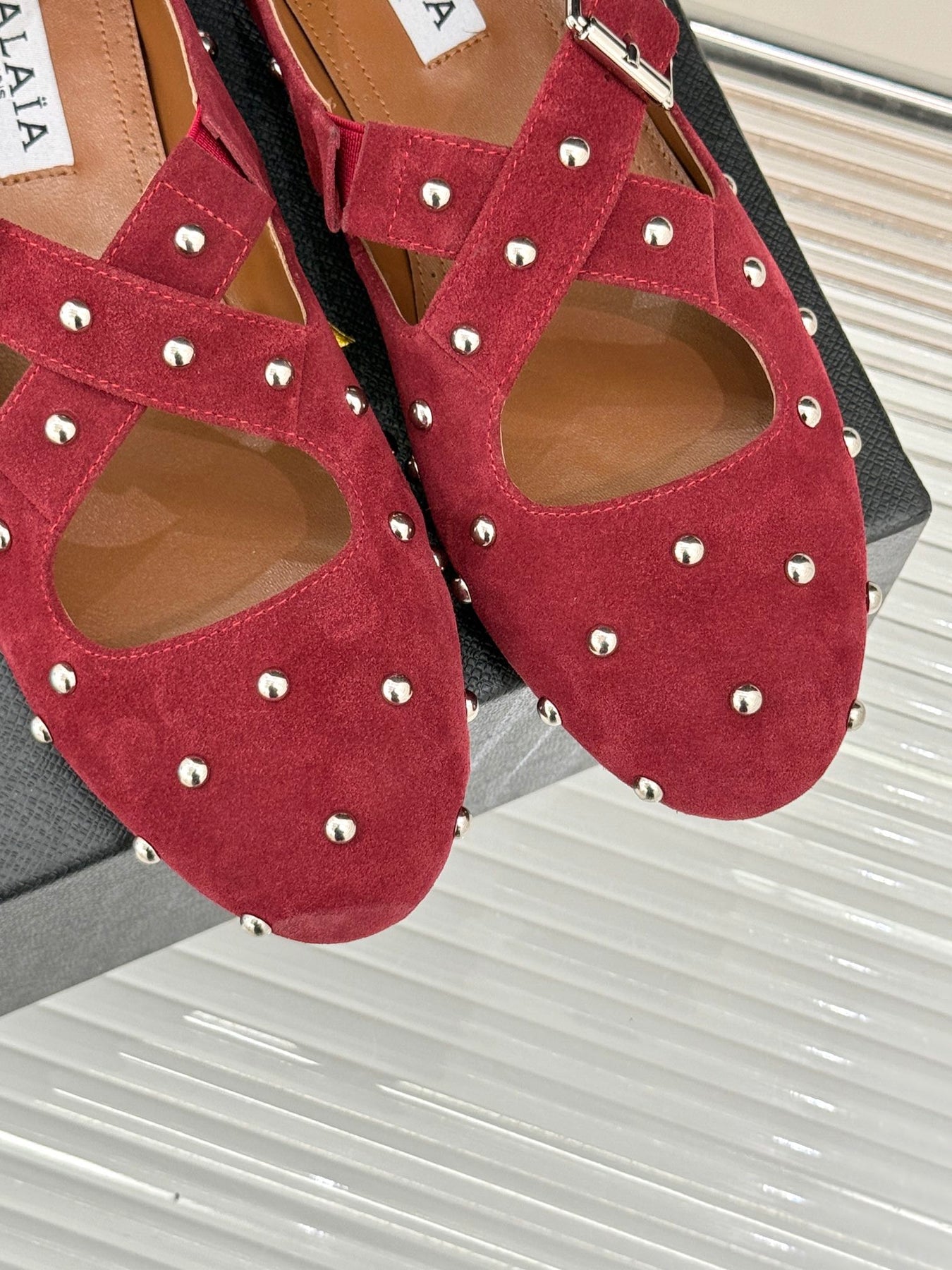 CROSSED STRAP BALLET FLATS IN BERRY RED SUEDE