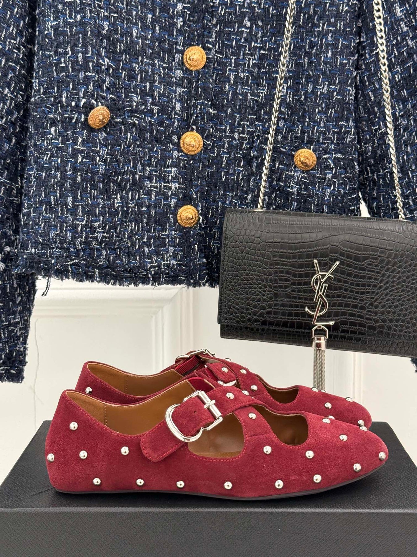 CROSSED STRAP BALLET FLATS IN BERRY RED SUEDE