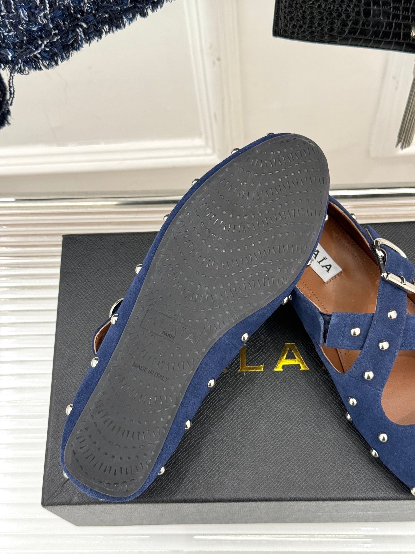 CROSSED STRAP BALLET FLATS IN NAVY BLUE SUEDE