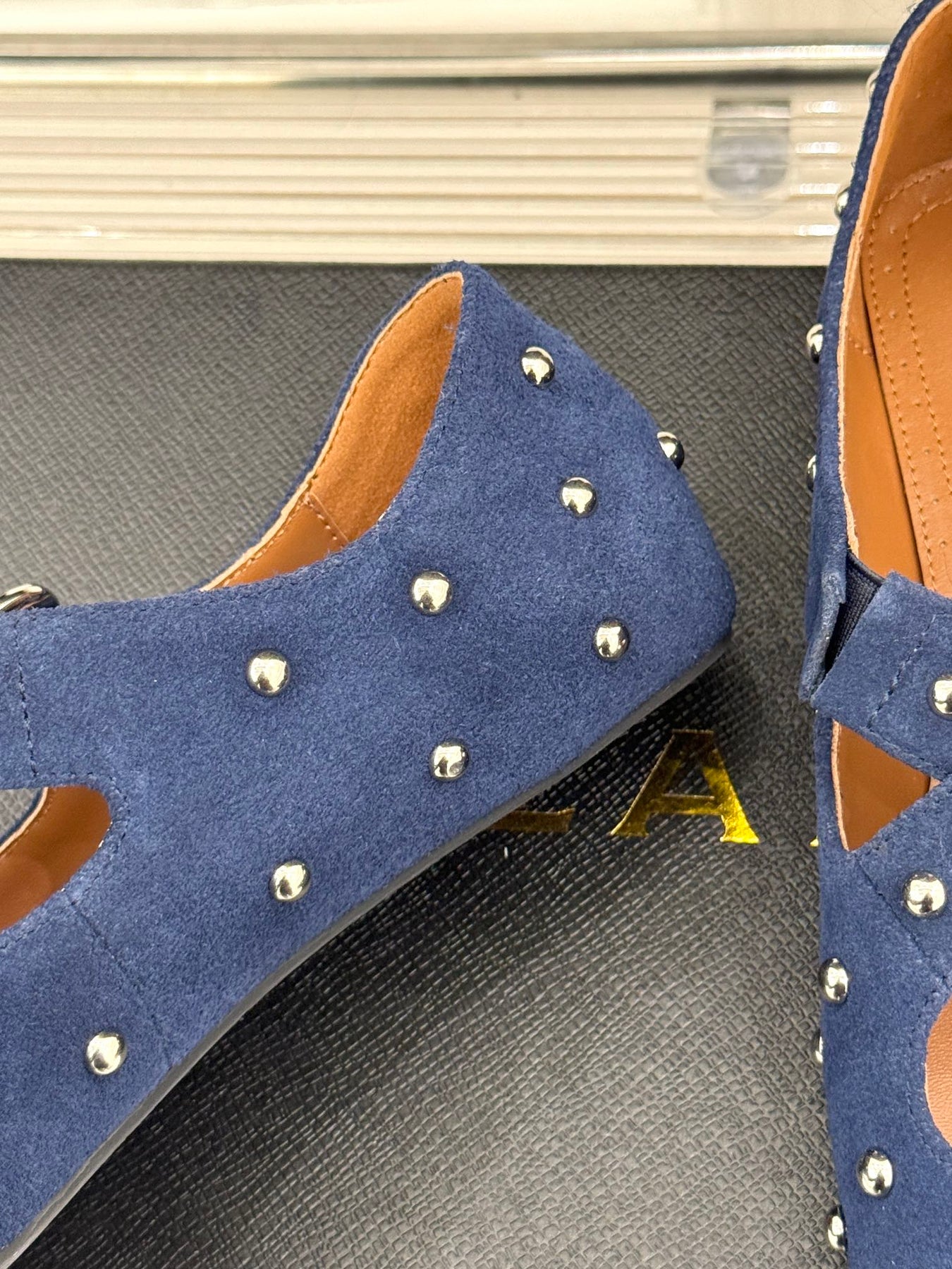CROSSED STRAP BALLET FLATS IN NAVY BLUE SUEDE