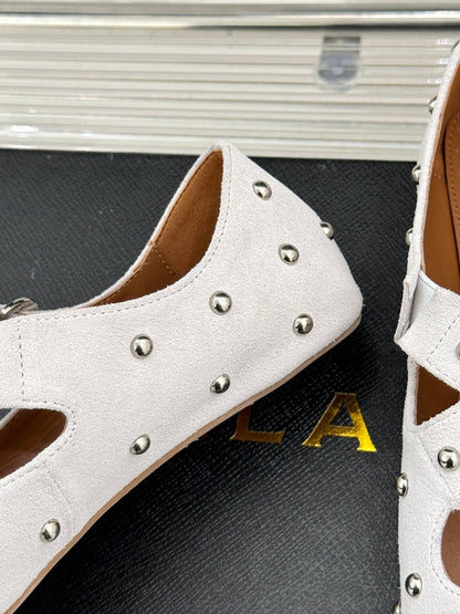 CROSSED STRAP BALLET FLATS IN WHITE SUEDE