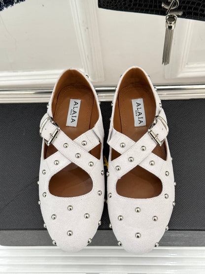 CROSSED STRAP BALLET FLATS IN WHITE SUEDE