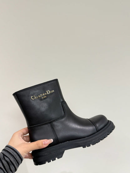 D-TOWN ANKLE BOOTS IN BLACK CALFSKIN