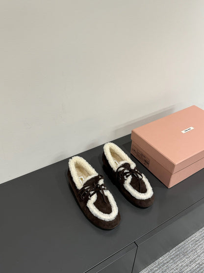 LACE-UP LOAFERS IN DARK CHOCOLATE SUEDE AND WHITE FLEECE LINING