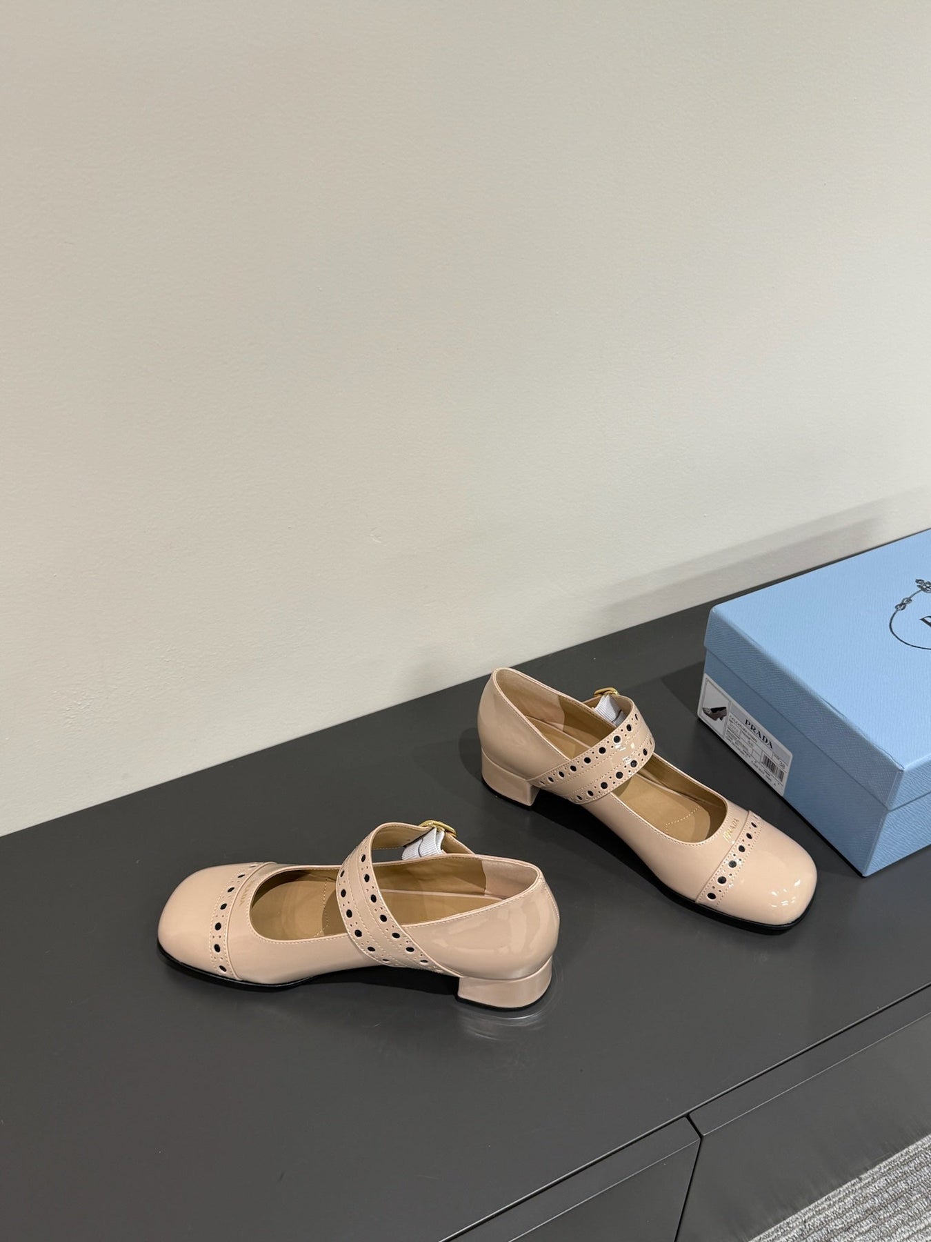 MARY JANE PUMPS IN BEIGE GLOSSY CALFSKIN