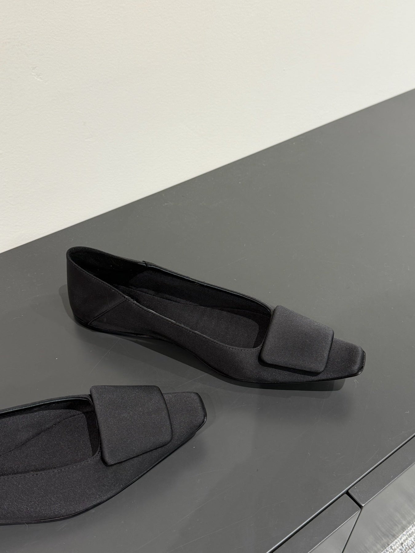 BALLERINA FLATS IN BLACK SATIN