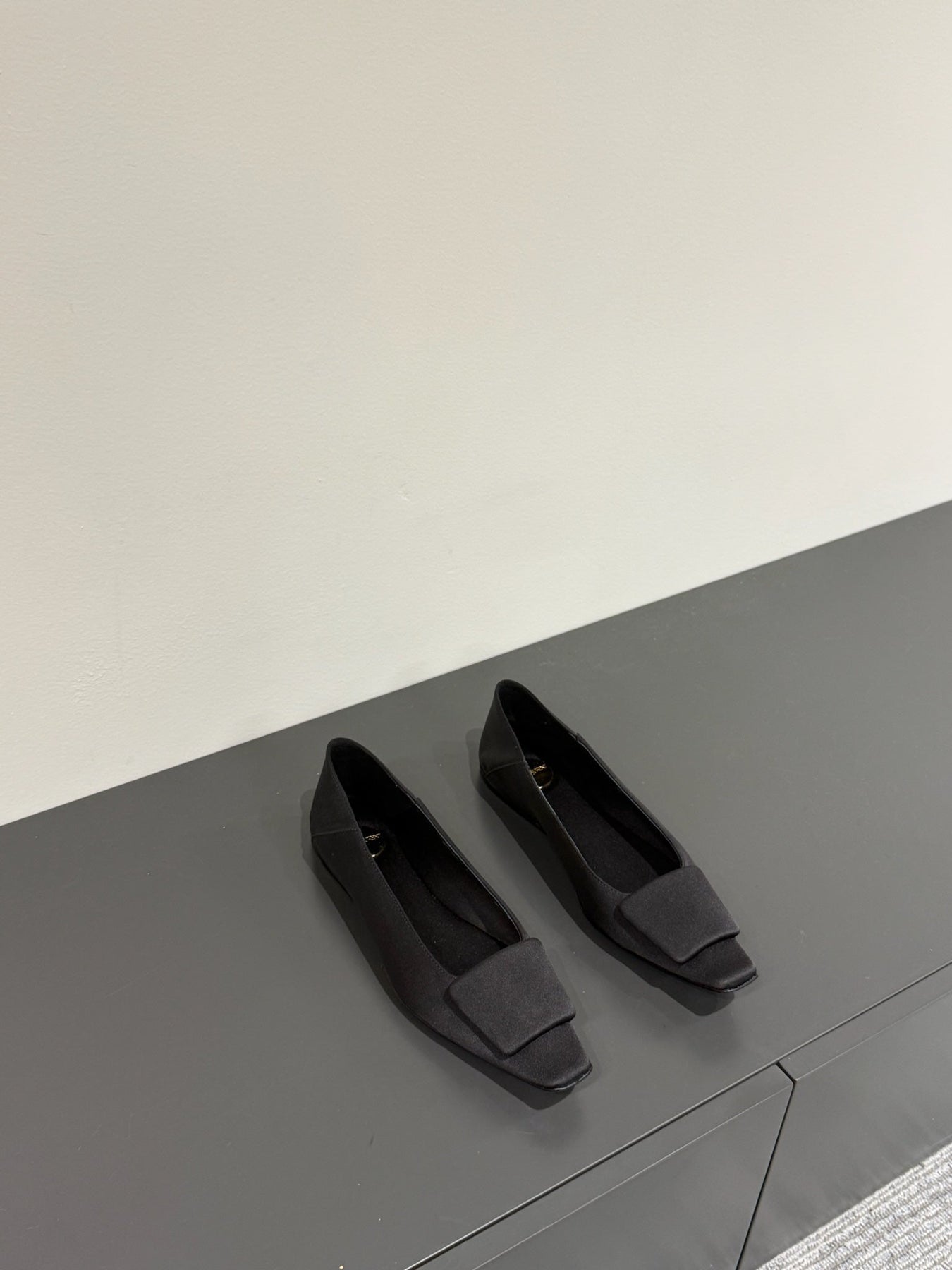 BALLERINA FLATS IN BLACK SATIN