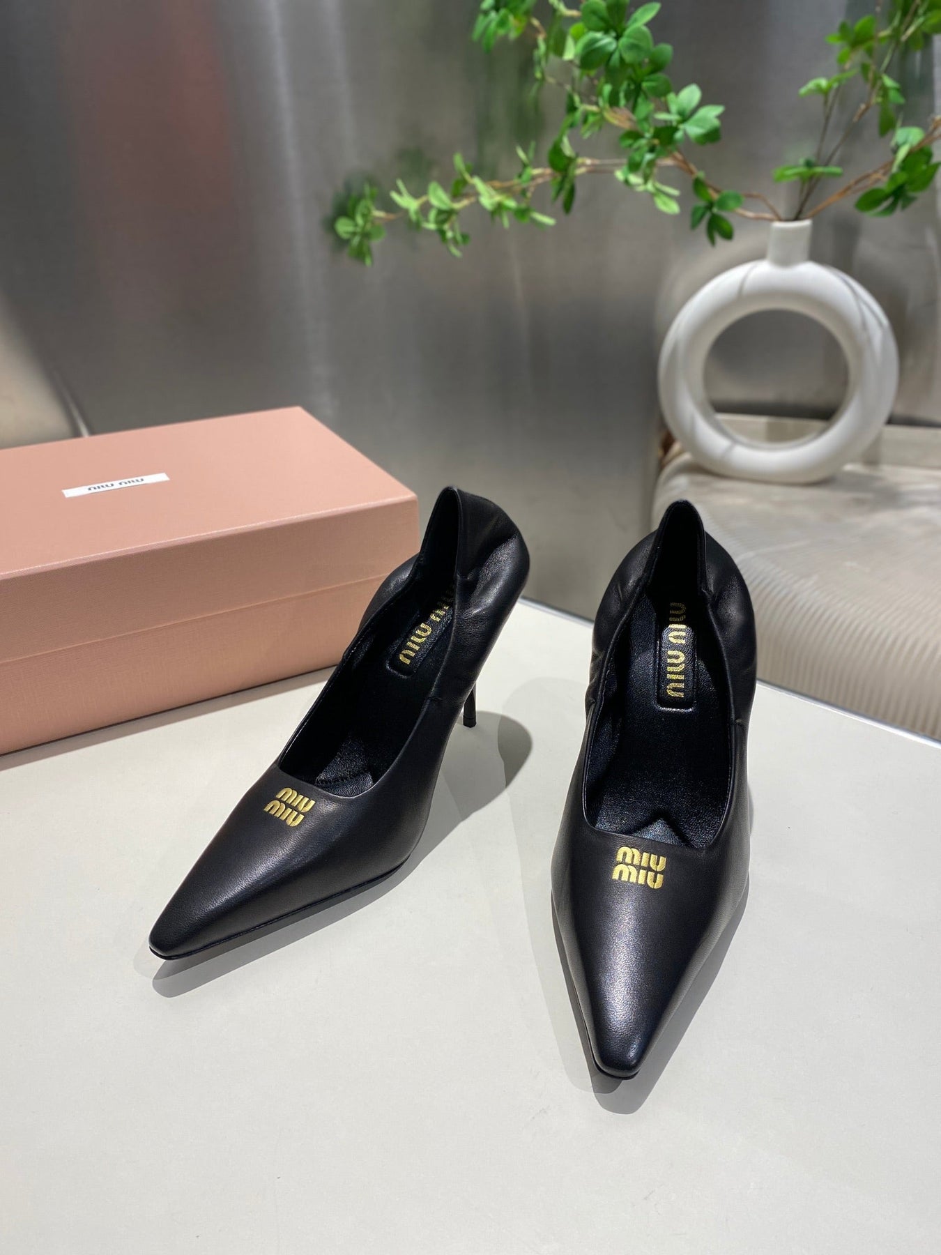 POINTED-TOE HIGH HEEL PUMPS IN BLACK SMOOTH LAMBSKIN