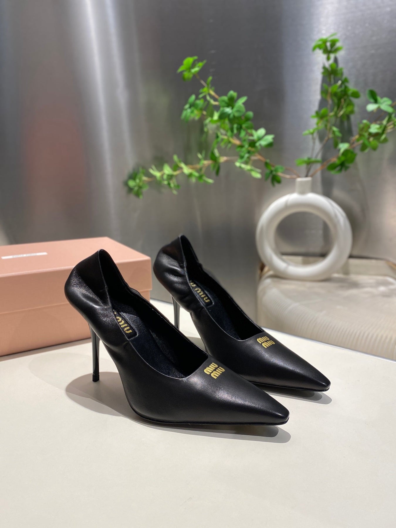 POINTED-TOE HIGH HEEL PUMPS IN BLACK SMOOTH LAMBSKIN