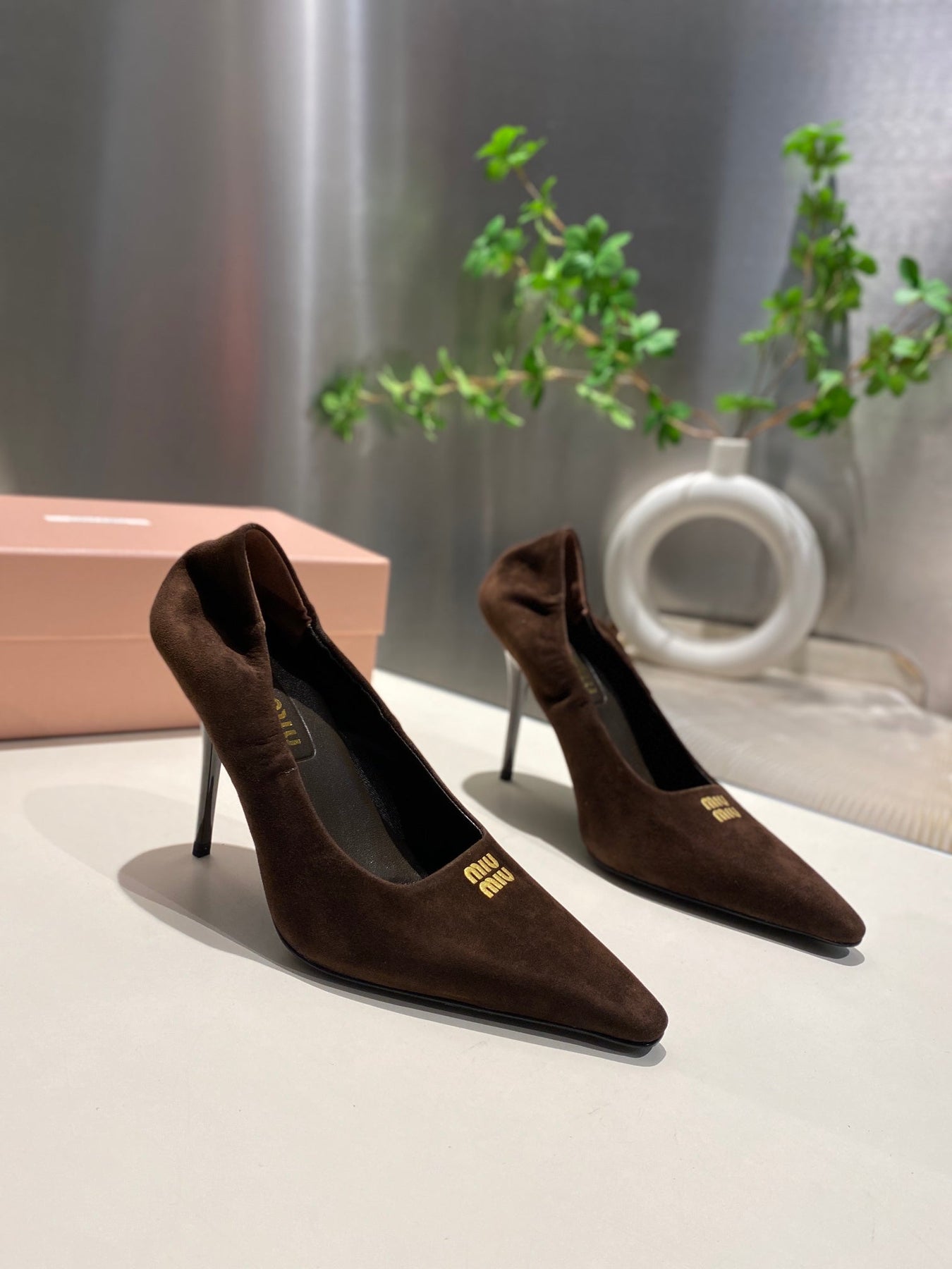 POINTED-TOE HIGH HEEL PUMPS IN CHOCOLATE SUEDE