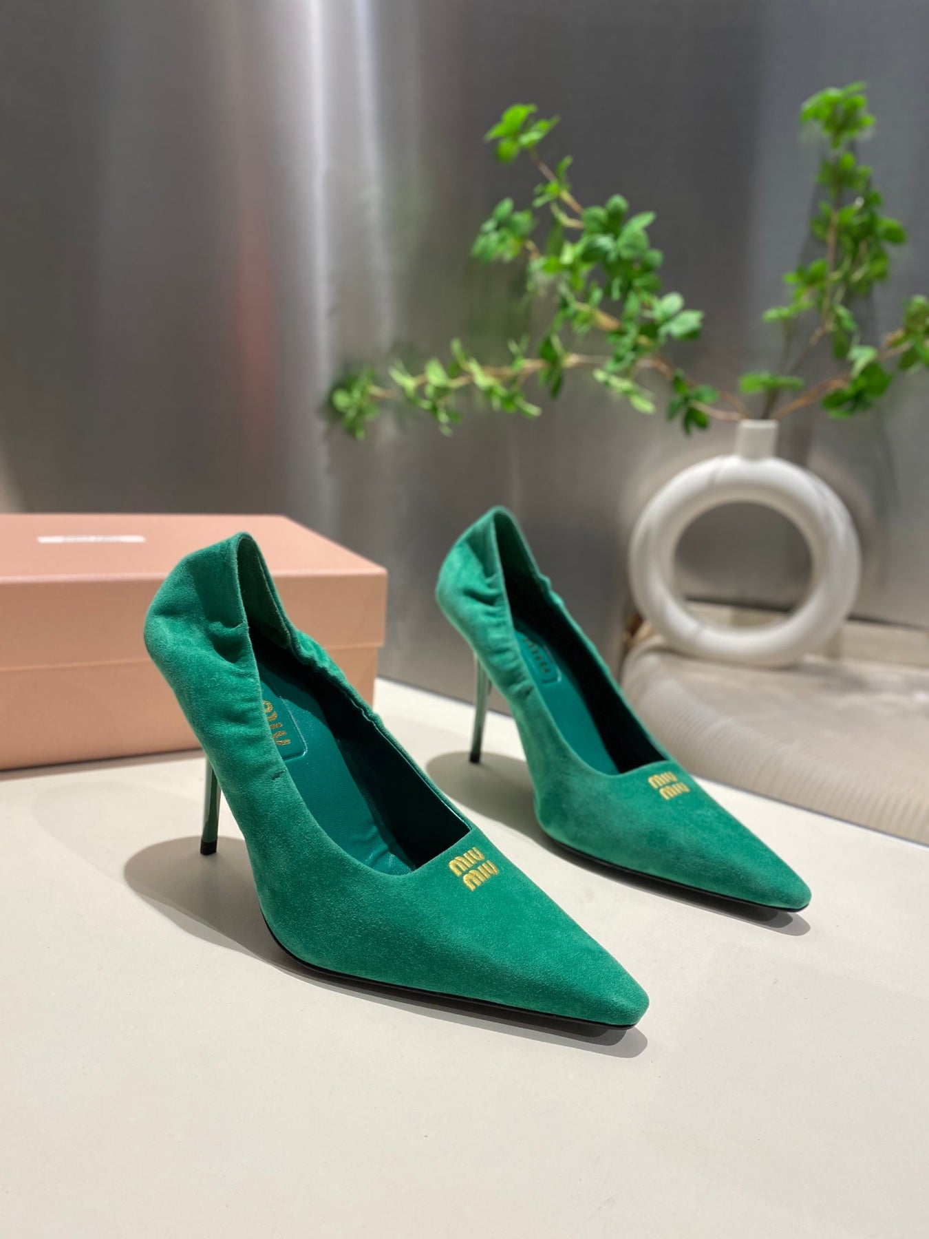 POINTED-TOE HIGH HEEL PUMPS IN GREEN SUEDE
