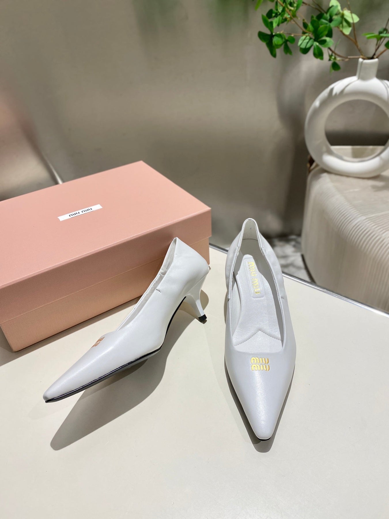 POINTED-TOE MID HEEL PUMPS IN WHITE SMOOTH LAMBSKIN