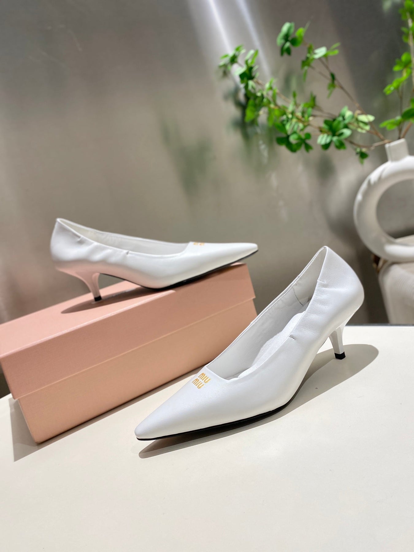 POINTED-TOE MID HEEL PUMPS IN WHITE SMOOTH LAMBSKIN