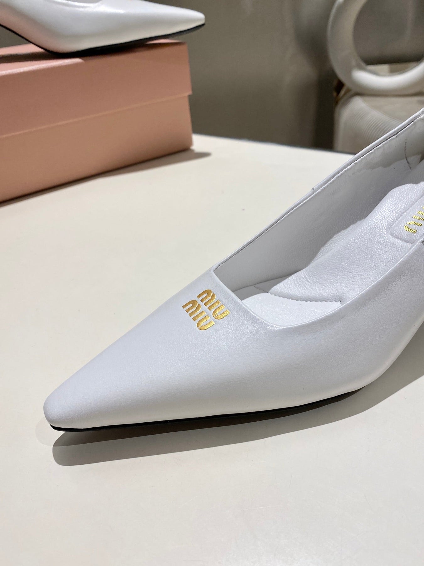 POINTED-TOE MID HEEL PUMPS IN WHITE SMOOTH LAMBSKIN