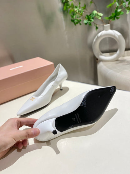 POINTED-TOE MID HEEL PUMPS IN WHITE SMOOTH LAMBSKIN