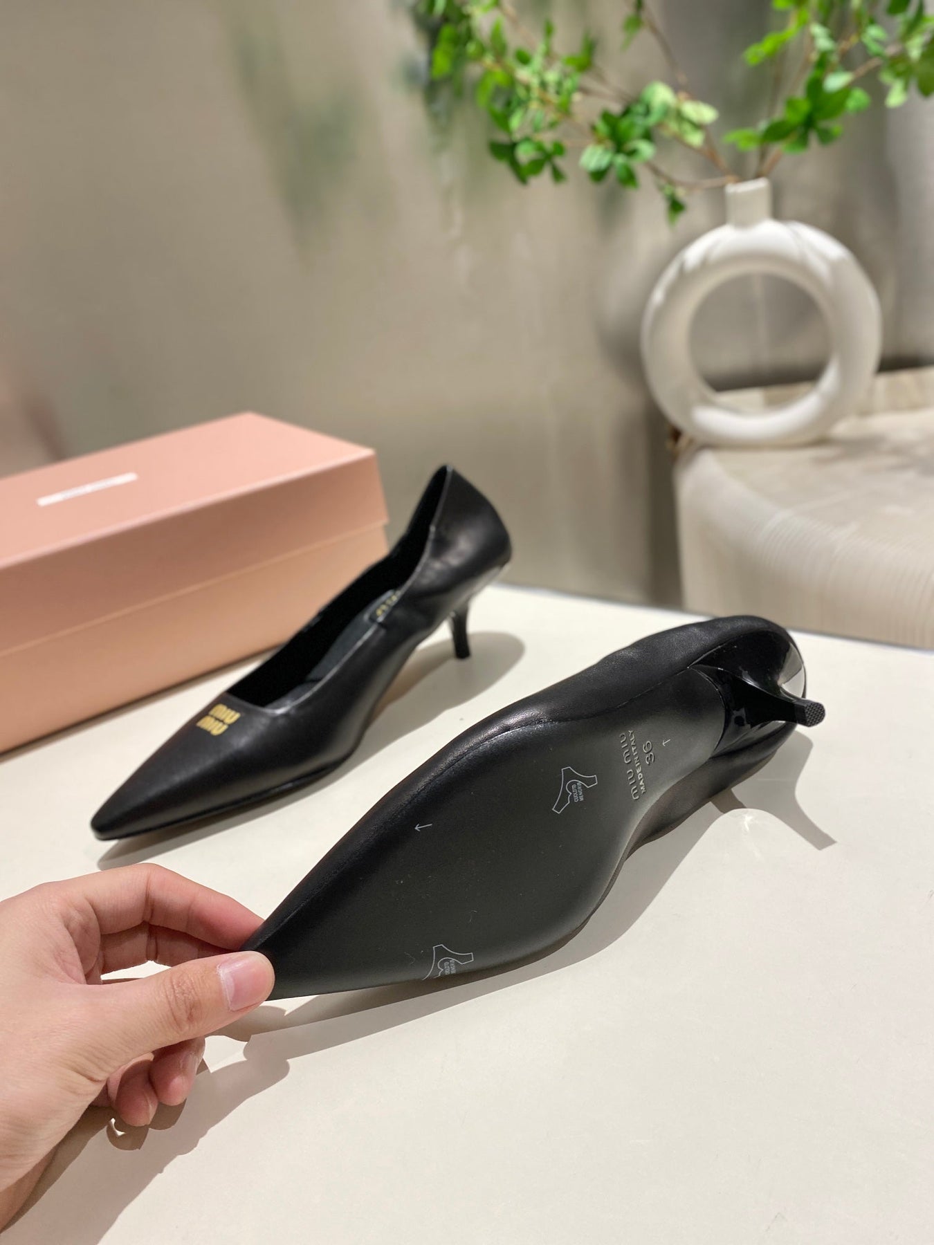 POINTED-TOE MID HEEL PUMPS IN BLACK SMOOTH LAMBSKIN