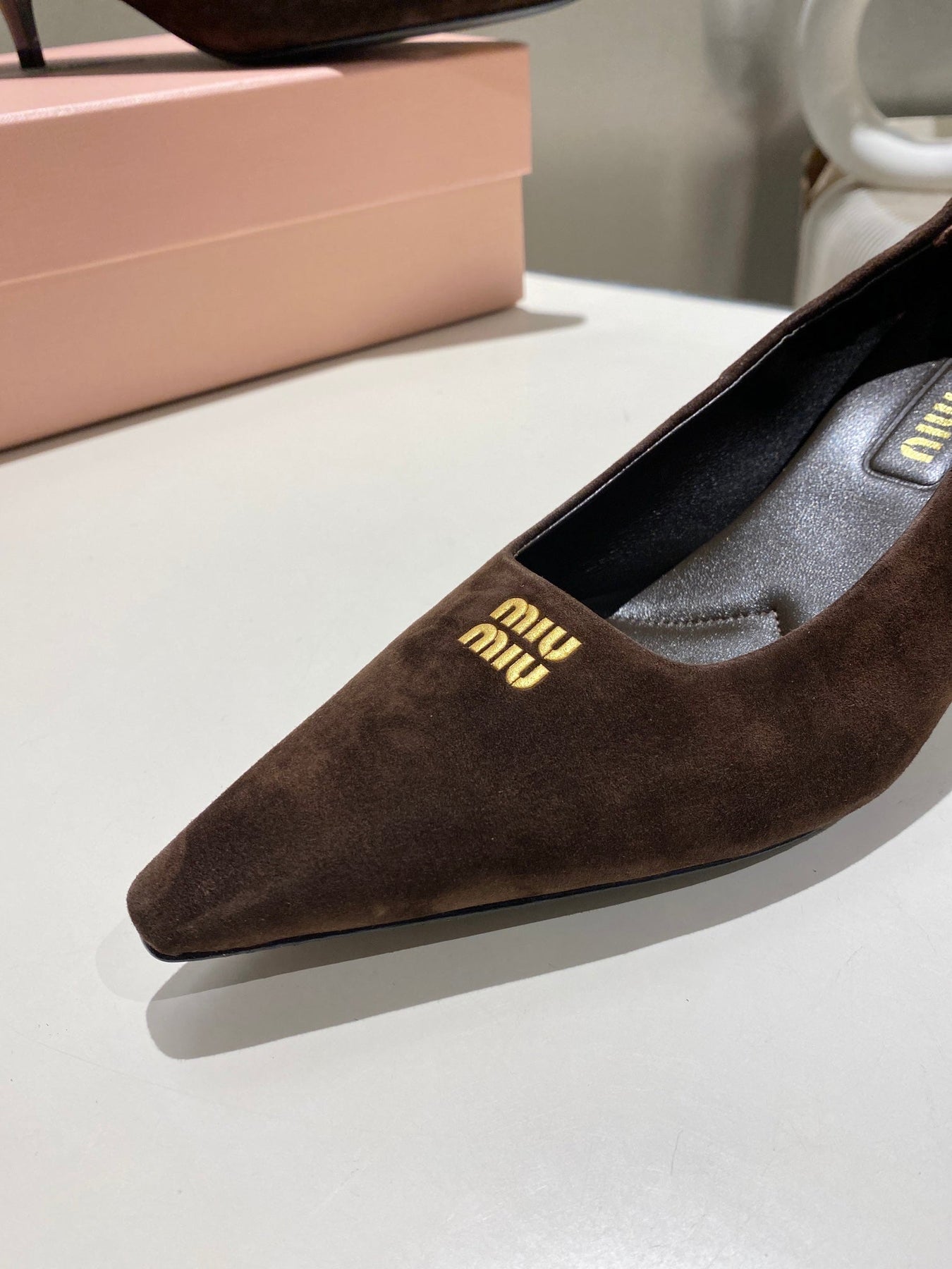 POINTED-TOE MID HEEL PUMPS IN CHOCOLATE SUEDE