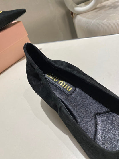 POINTED-TOE MID HEEL PUMPS IN BLACK SUEDE