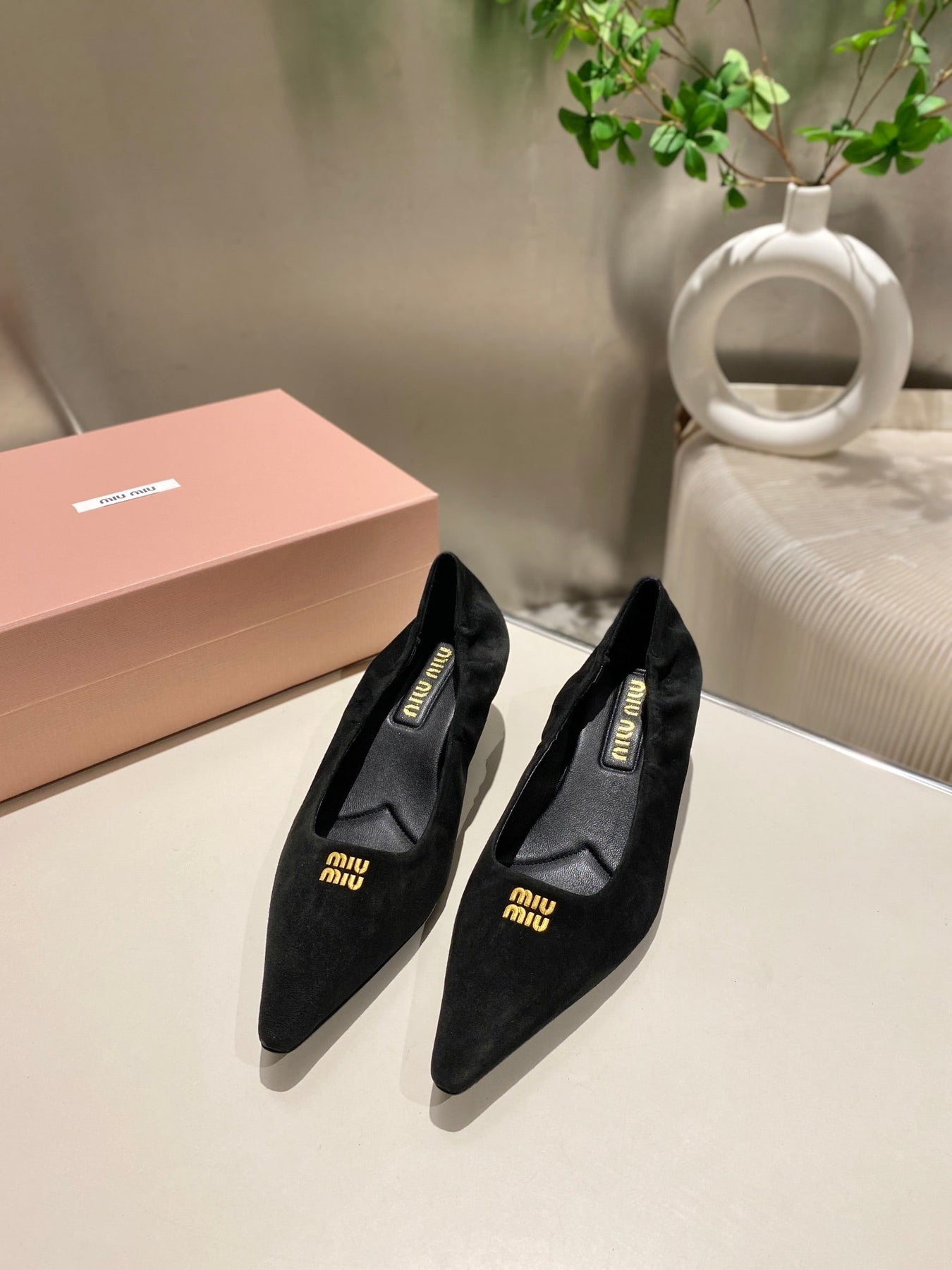 POINTED-TOE MID HEEL PUMPS IN BLACK SUEDE