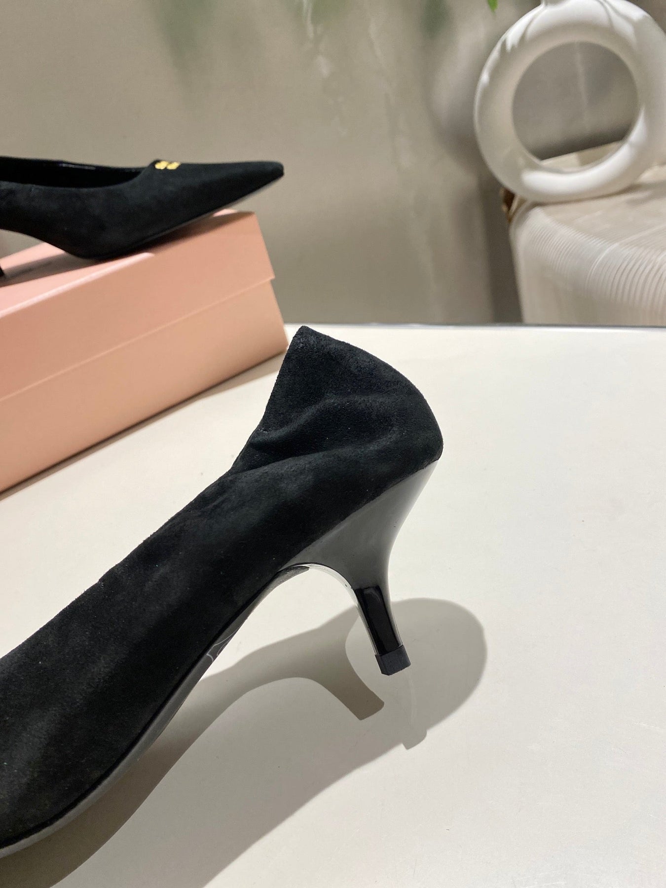 POINTED-TOE MID HEEL PUMPS IN BLACK SUEDE