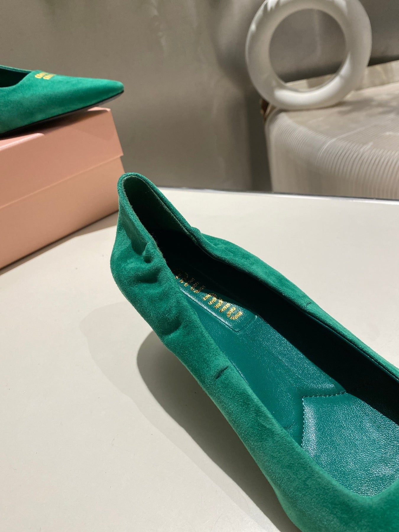 POINTED-TOE MID HEEL PUMPS IN GREEN SUEDE
