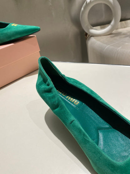 POINTED-TOE MID HEEL PUMPS IN GREEN SUEDE