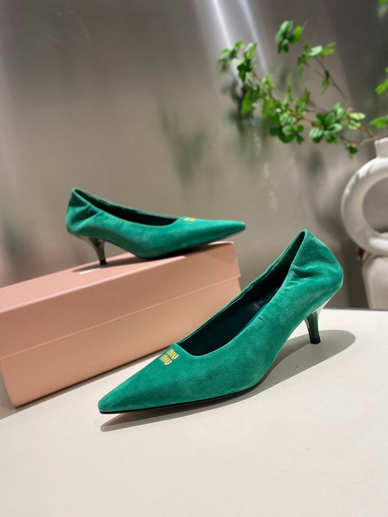 POINTED-TOE MID HEEL PUMPS IN GREEN SUEDE