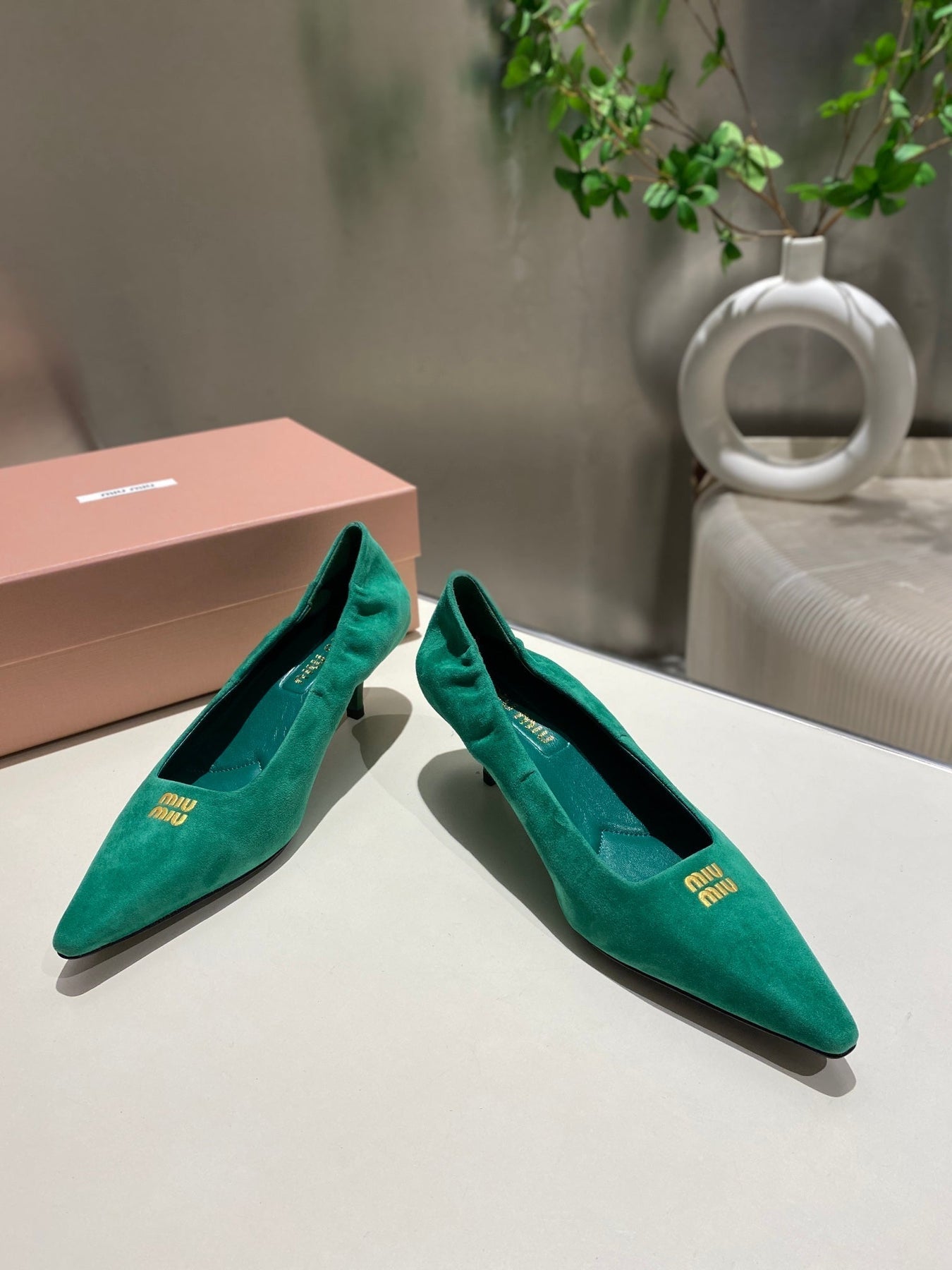 POINTED-TOE MID HEEL PUMPS IN GREEN SUEDE