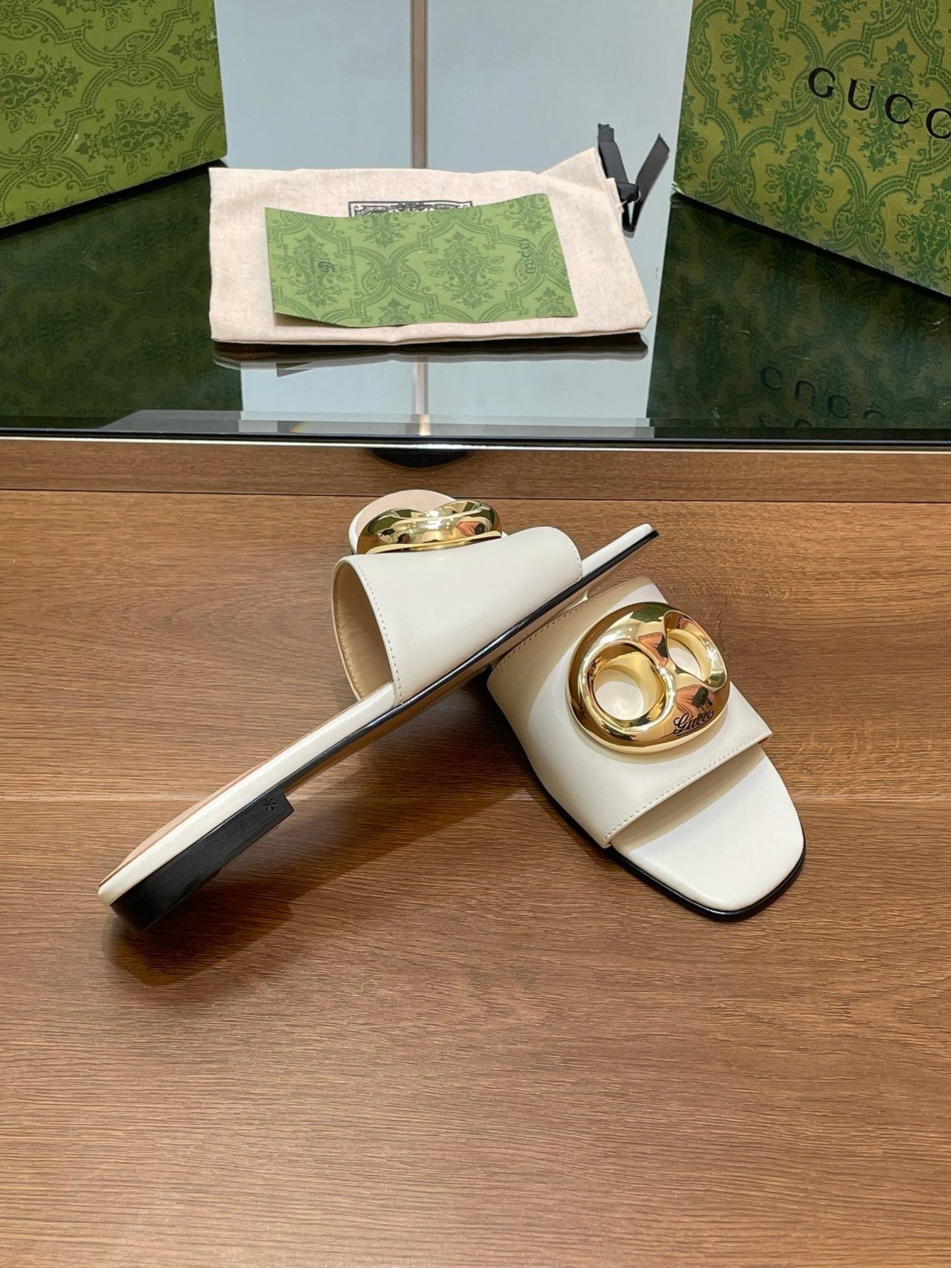 FLAT MULE IN WHITE CALFSKIN WITH GOLD HARDWARE