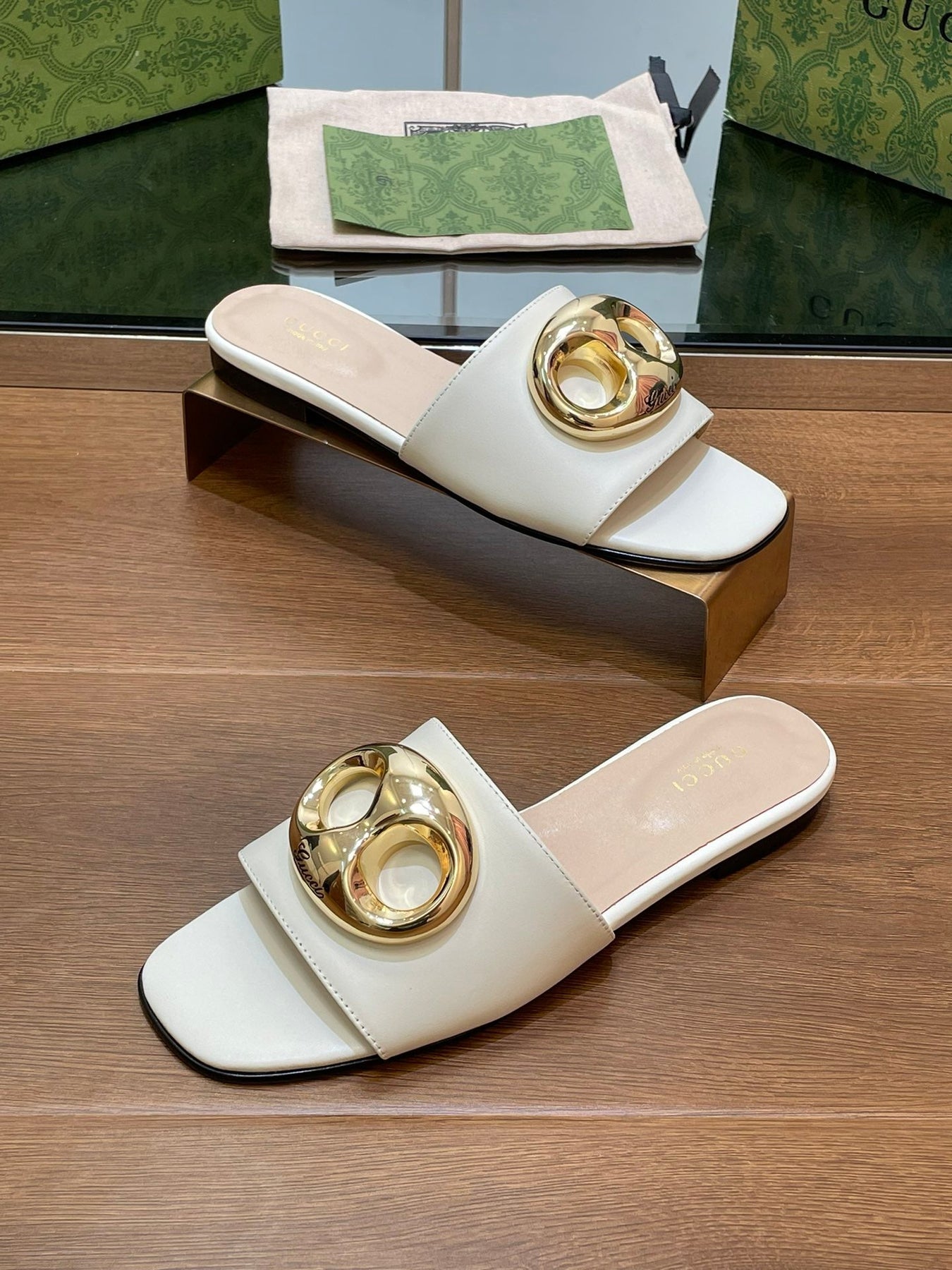 FLAT MULE IN WHITE CALFSKIN WITH GOLD HARDWARE