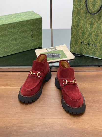 GG WOMEN'S HORSEBIT ANKLE BOOTS 4.5CM IN RED SUEDE