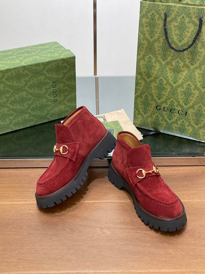 GG WOMEN'S HORSEBIT ANKLE BOOTS 4.5CM IN RED SUEDE