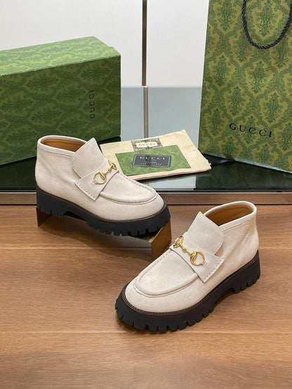 GG WOMEN'S HORSEBIT ANKLE BOOTS 4.5CM IN WHITE SUEDE