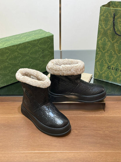 GG SNOW BOOTS IN BLACK EMBOSSED DEERSKIN AND BEIGE WOOL LINING