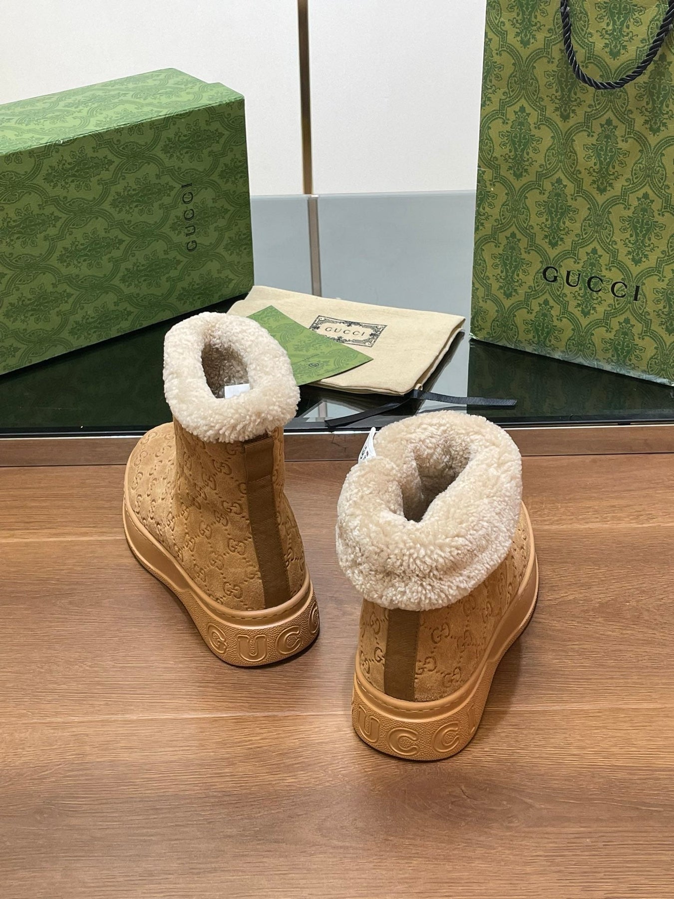 GG SNOW BOOTS IN CIDER BROWN EMBOSSED SUEDE AND BEIGE WOOL LINING