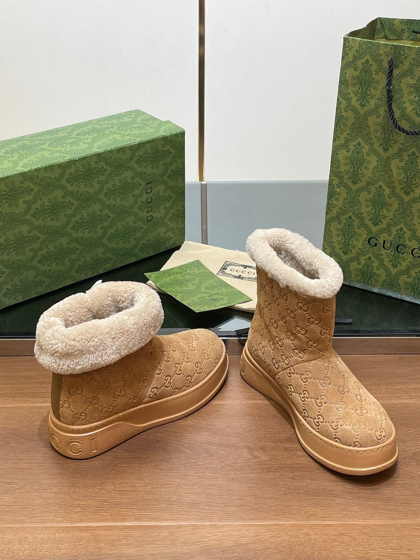 GG SNOW BOOTS IN CIDER BROWN EMBOSSED SUEDE AND BEIGE WOOL LINING