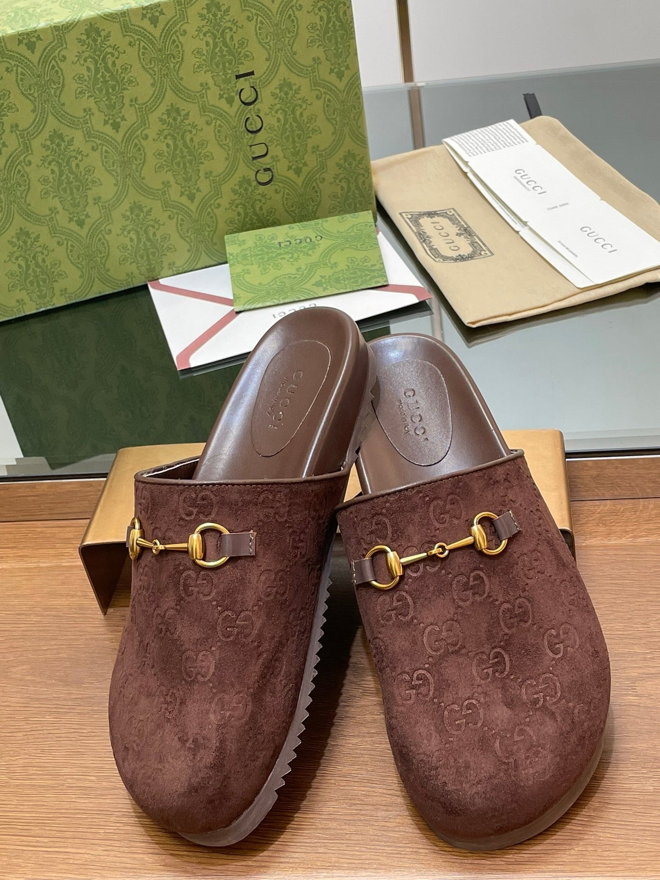 GG HORSEBIT MULE IN CHOCOLATE BROWN EMBOSSED SUEDE AND SHEEPSKIN LINING