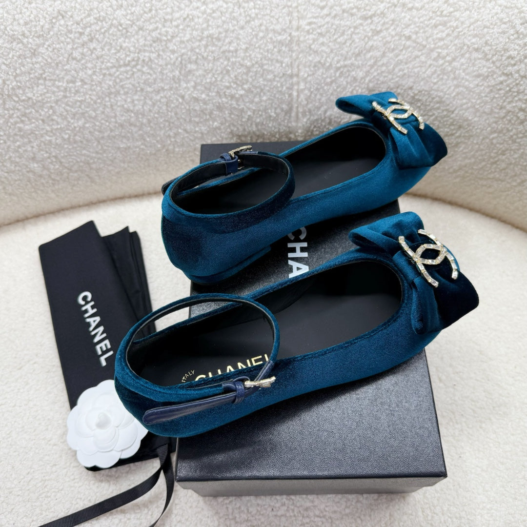 MARY JANE SHOES IN CLASSIC BLUE VELVET