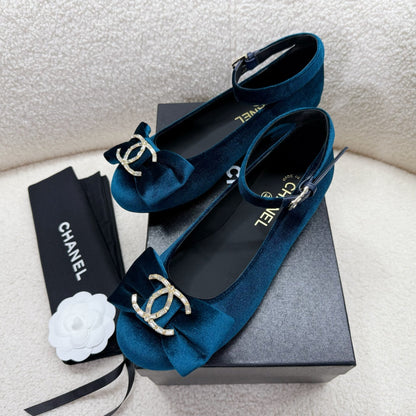 MARY JANE SHOES IN CLASSIC BLUE VELVET